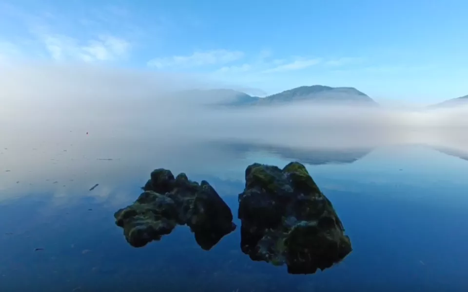 Телецкое озеро после непогоды окутал невесомый туман